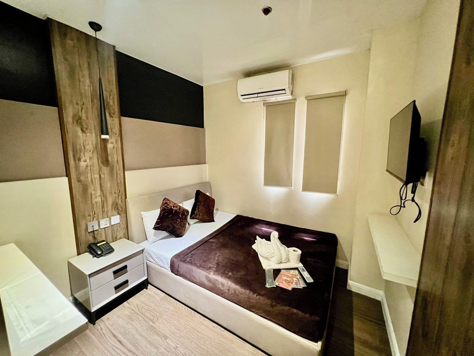 Fiesta Room (No Window) | Escritorio, wifi gratis, ropa de cama