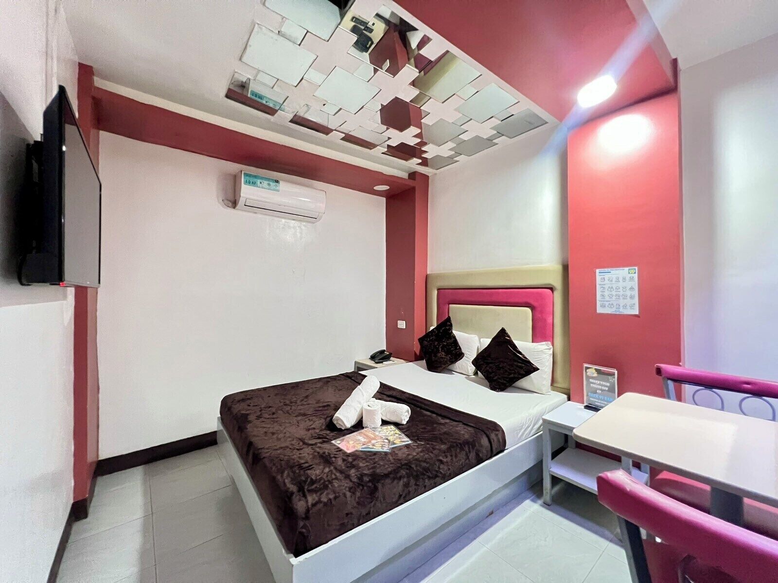 Premium Room (No Window) | Escritorio, wifi gratis, ropa de cama