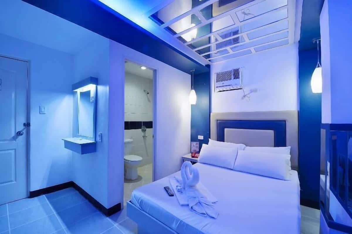 Escritorio, wifi gratis y ropa de cama