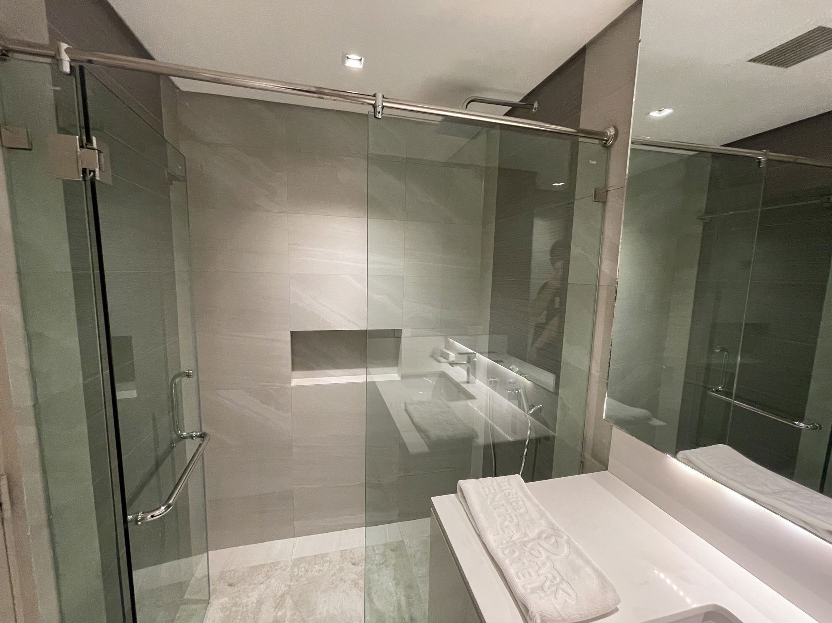 Bathroom | Free toiletries, slippers, bidet, towels