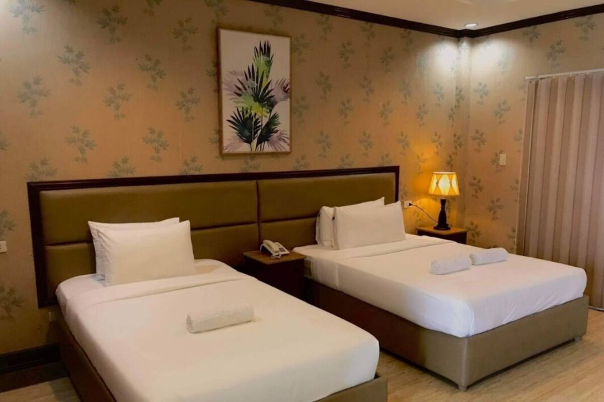 Escritorio, cortinas opacas, wifi gratis y ropa de cama