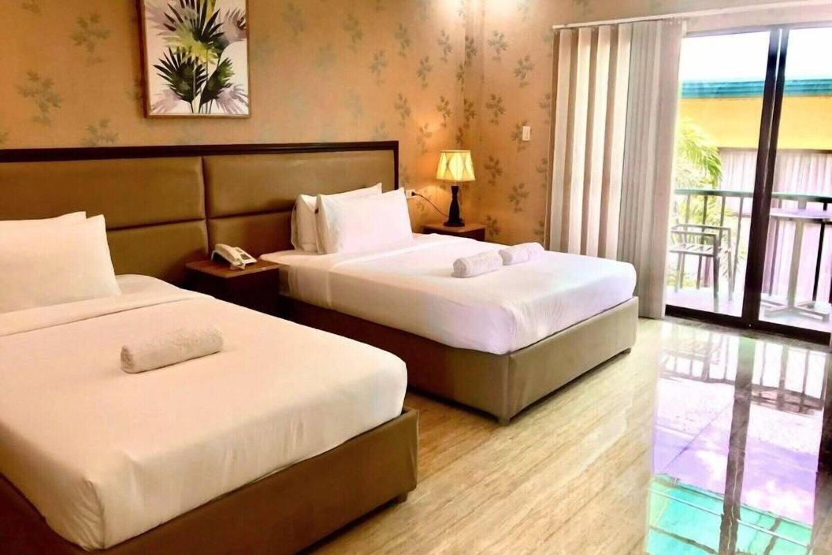 Escritorio, cortinas opacas, wifi gratis y ropa de cama
