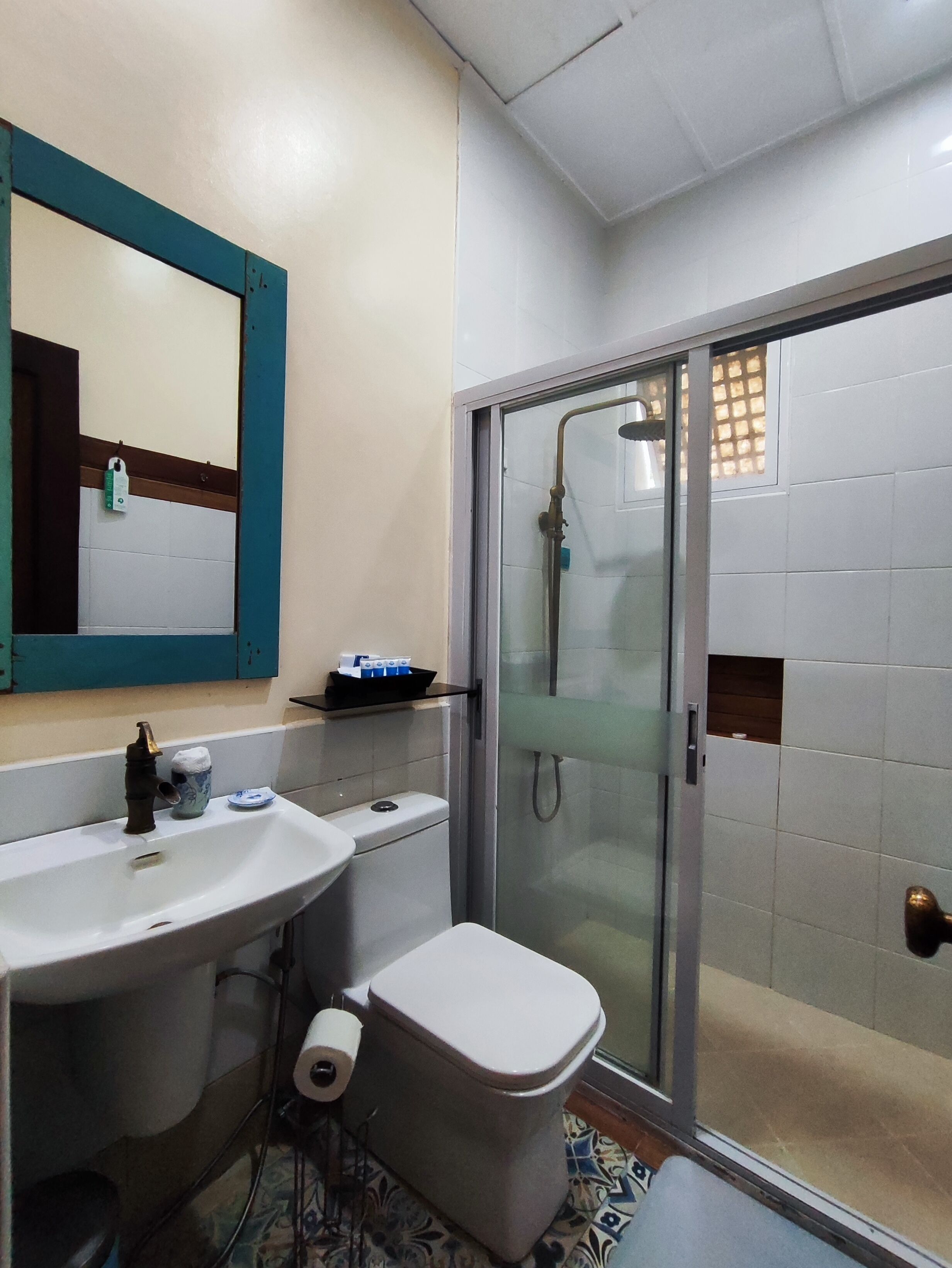 Ein Badezimmer mit Waschbecken, Toilette und Dusche.