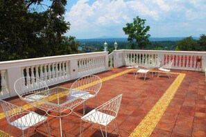 Free daily cooked-to-order breakfast - Paradores Del Castillo (Taal)