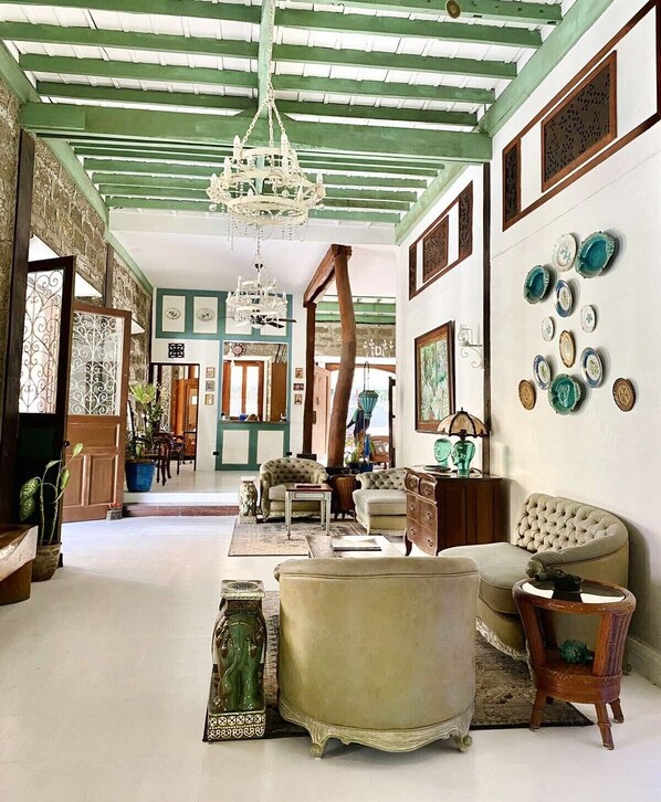 Coin salon dans le hall