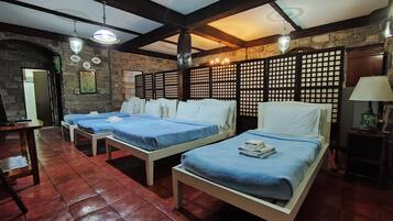 Vila família, várias camas, banheiro compartilhado, em edifício anexo | 1 quarto, roupas de cama premium, Wi-Fi de cortesia