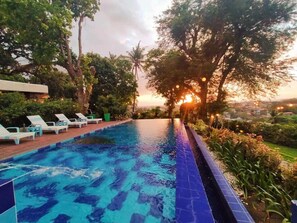 Piscine extérieure, chaises longues