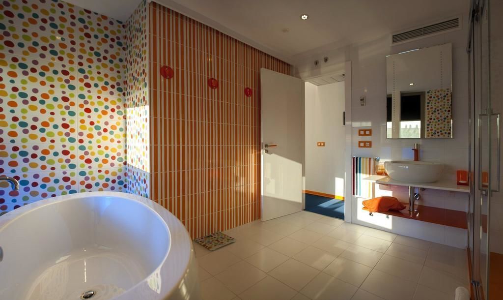 shower, free toiletries, hair dryer, slippers