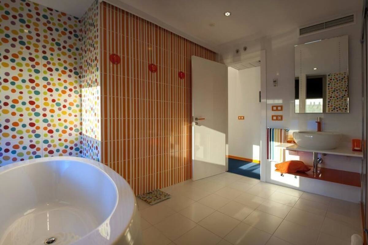 shower, free toiletries, hair dryer, slippers