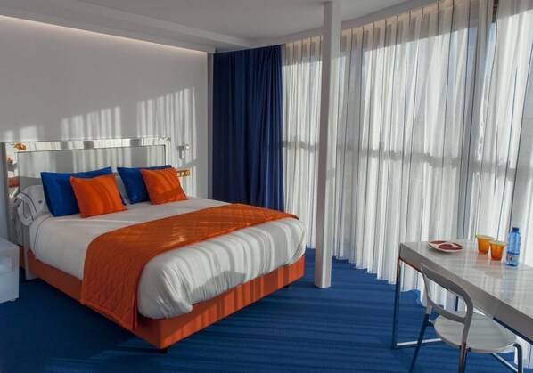 Minibar, caja de seguridad en la habitación y escritorio 