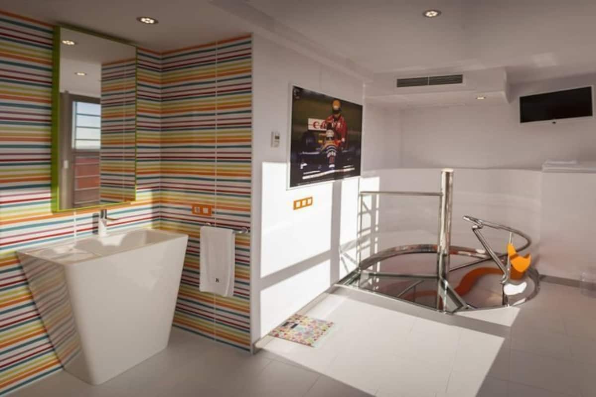 shower, free toiletries, hair dryer, slippers