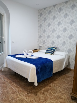 Double Room, City View | In-room safe, desk, free WiFi, bed sheets - Hostal Playa (Madrid)