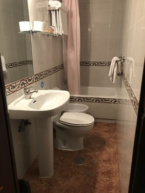 Bathtub, deep-soaking bathtub, free toiletries, hair dryer - Hostal Playa (Madrid)