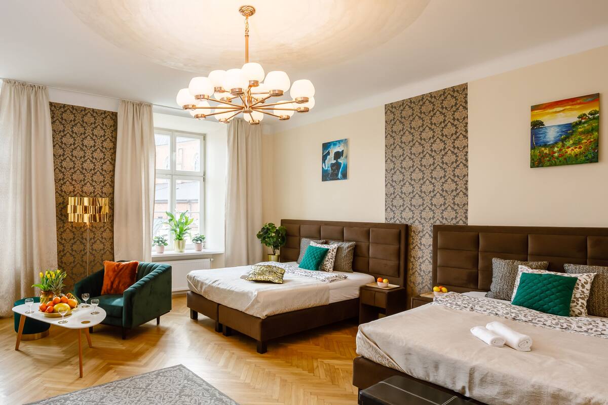 Suite Premium, 1 habitación, baño privado, vista a la ciudad | Tabla de planchar con plancha, wifi gratis y decoración personalizada 