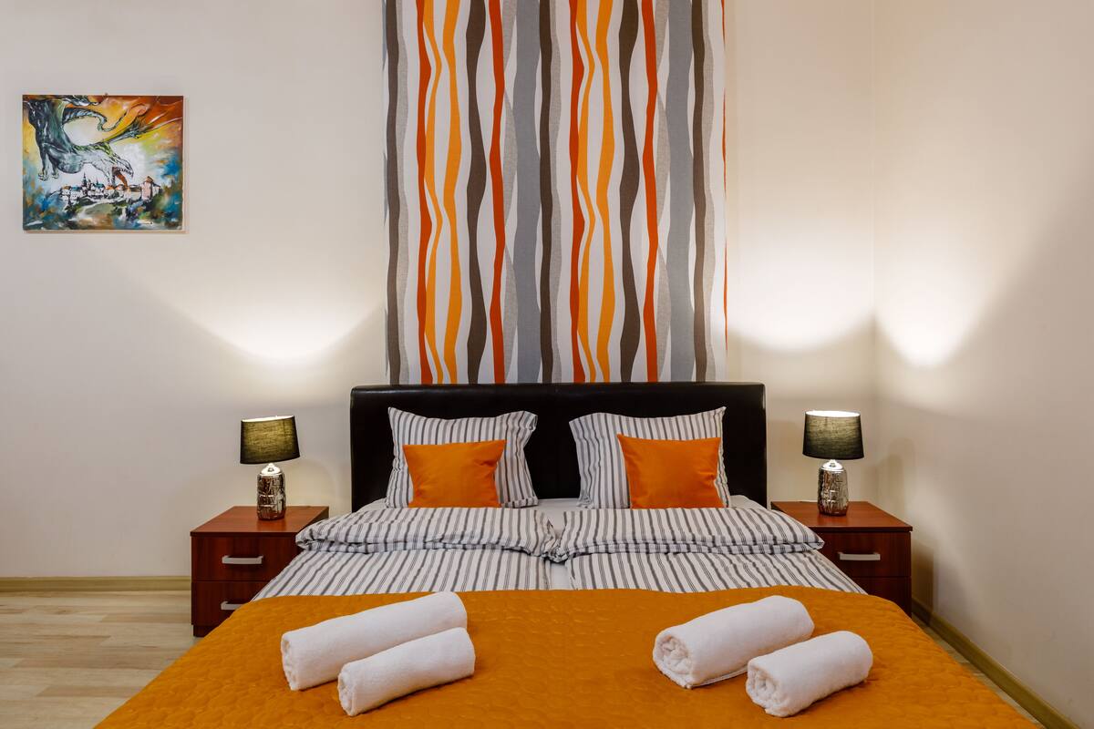 Departamento Confort, baño privado (Orange) | Tabla de planchar con plancha, wifi gratis y decoración personalizada 
