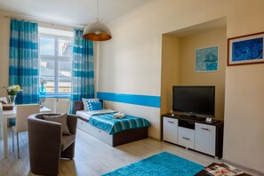 Comfort-Apartment, 2 Schlafzimmer, Stadtblick | Wohnzimmer | 42-Zoll-Flachbildfernseher mit Satellitenempfang, Fernseher