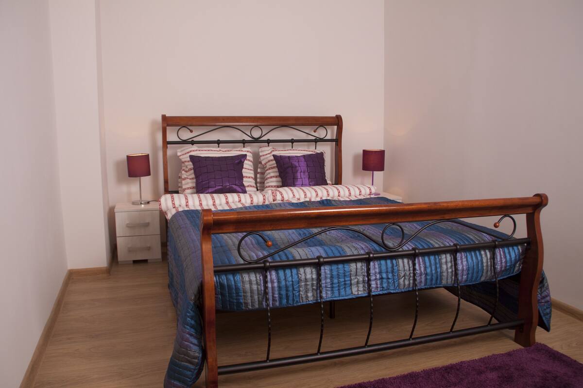 Departamento Confort, vista al patio (Violet) | Tabla de planchar con plancha, wifi gratis y decoración personalizada 