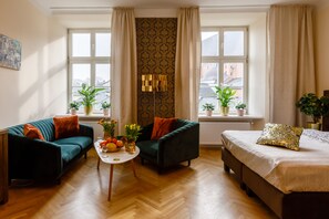 Premium-sviitti, 1 makuuhuone, oma kylpyhuone, kaupunkinäköala | Oleskelualue | 42–tuumainen taulutelevisio, jossa satelliittikanavat