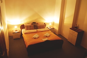 Economy-Apartment, 2 Schlafzimmer, Stadtblick (2 sw. Jana Street, apartment No 3) | 1 Schlafzimmer, individuell dekoriert, individuell eingerichtet