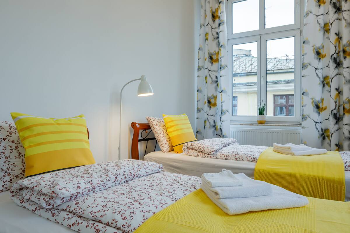 Departamento superior, 2 habitaciones, vista a la ciudad, torre (25 Sw. Marka Street) | Tabla de planchar con plancha, wifi gratis y decoración personalizada 