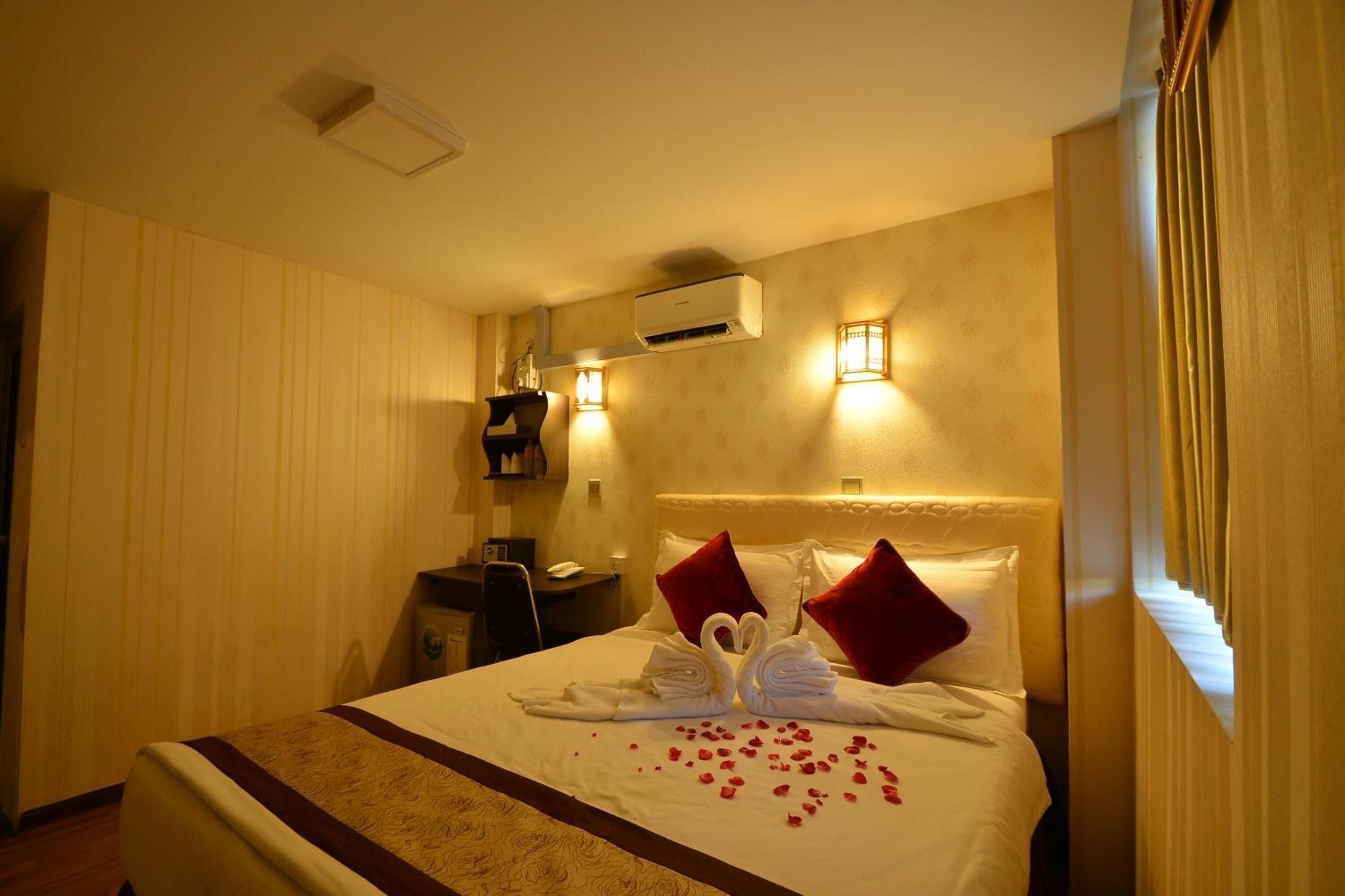 迷你吧、客房内保险箱、办公桌、遮光窗帘