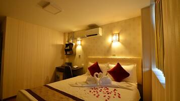 Minibar, caja de seguridad en la habitación y escritorio