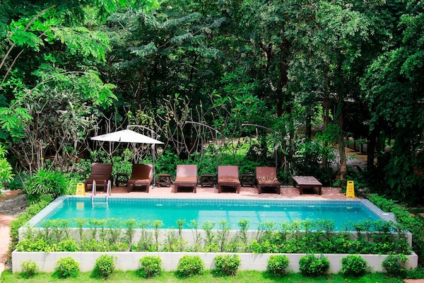Outdoor pool, free cabanas, sun loungers