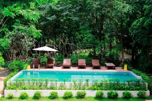 Piscina externa, barracas de cortesia, espreguiçadeiras