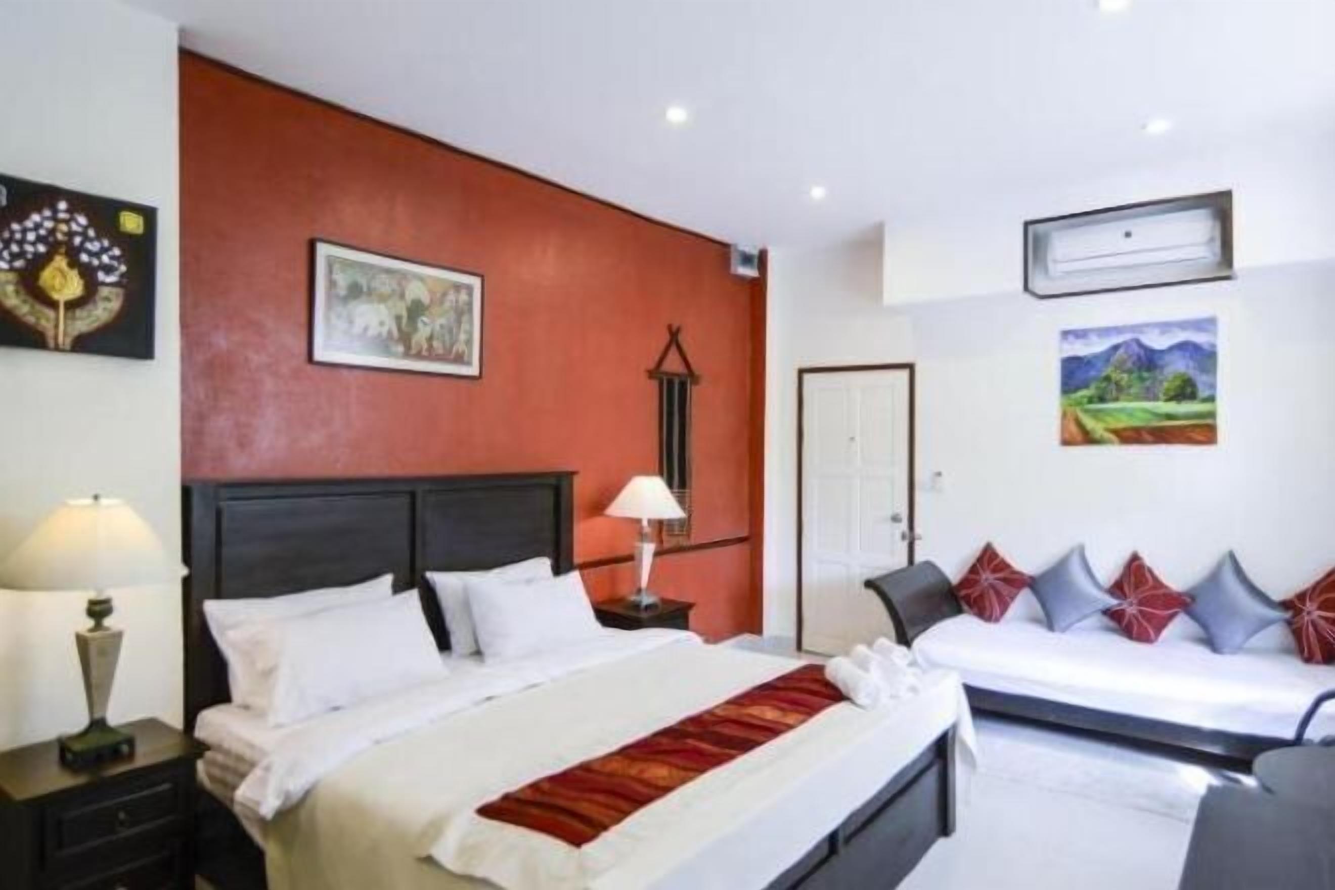 Minibar, caixa forta a l'habitació, decoració individual i escriptori 