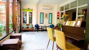 Coin salon dans le hall