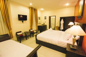 Minibar, brankas, didekorasi berbeda-beda, dan meja kerja