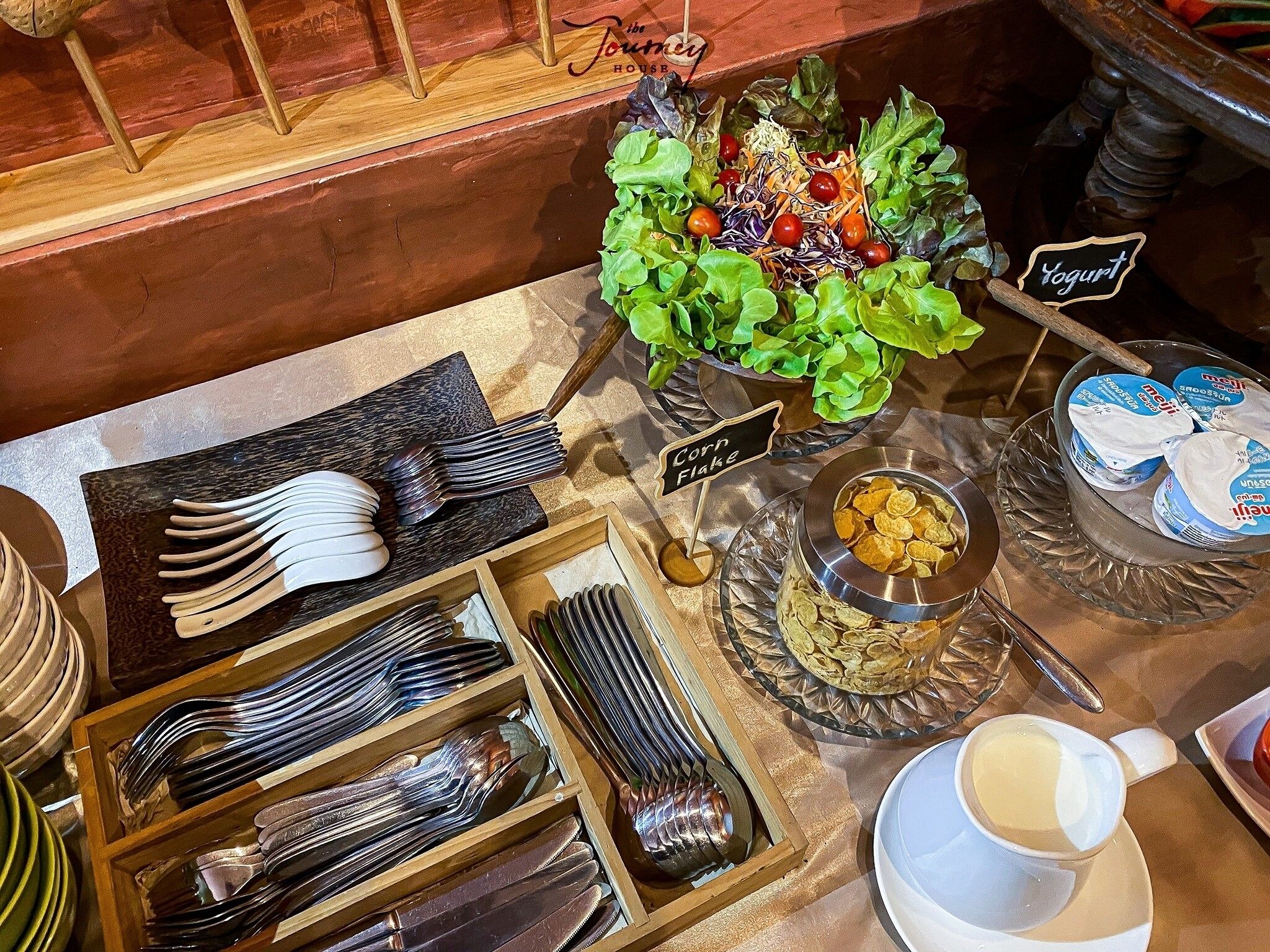 Daily buffet breakfast (THB 300 per person)