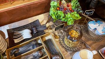 Desayuno buffet diario (THB 300 por persona)