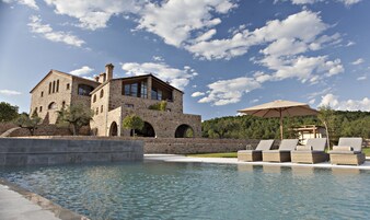 Piscina externa, espreguiçadeiras