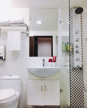 Shower, hair dryer, towels - Talmud Hotel Gongyuan (Taichung)