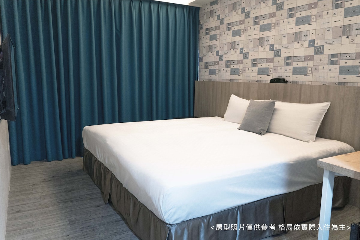 Habitación clásica con 1 cama matrimonial o 2 individuales | Ropa de cama de alta calidad, cortinas blackout y wifi gratis