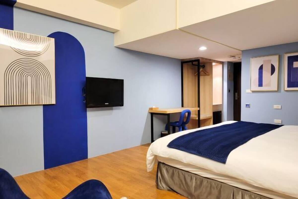 Roupas de cama premium, cortinas blackout, Wi-Fi de cortesia
