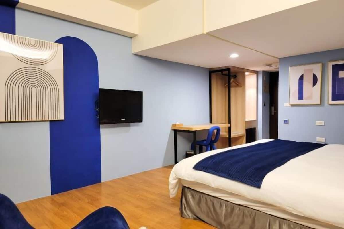 Premium bedding, blackout curtains, free WiFi, bed sheets