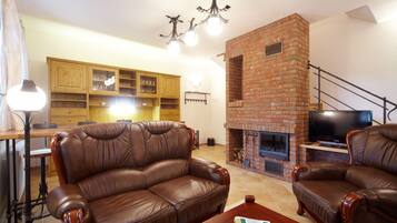 Deluxe Duplex, 2 Bedrooms, Fireplace | Living room