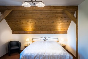 Senger med Select Comfort-madrass, minibar, safe på rommet og skrivebord