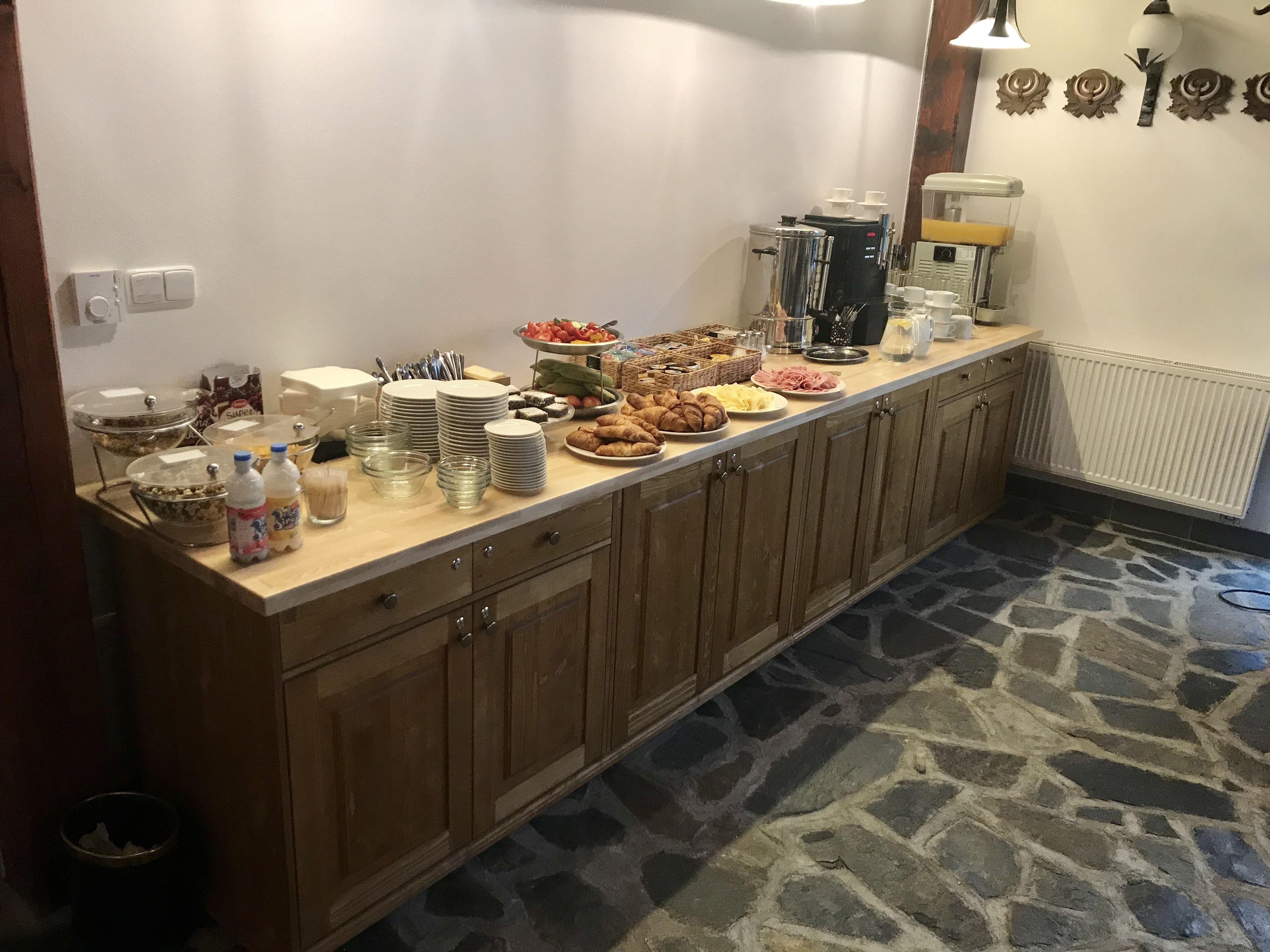 Un montaje de bufé con diferentes alimentos y bebidas.