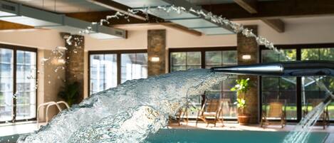 2 albercas techadas, acceso de 08:00 a 20:00, y camastros