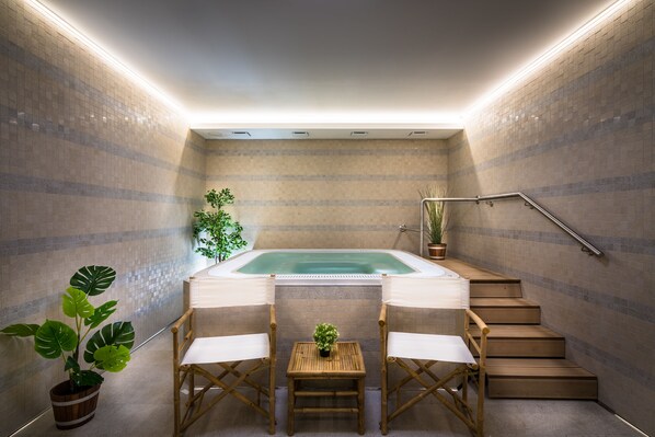Jetted bathtub