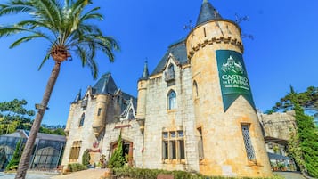 Vista frontal de la propiedad