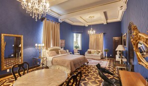 Minibar, blendingsgardiner, strykejern/-brett og wi-fi (inkludert)