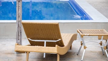 Kolam renang terbuka, kerusi lepak pantai