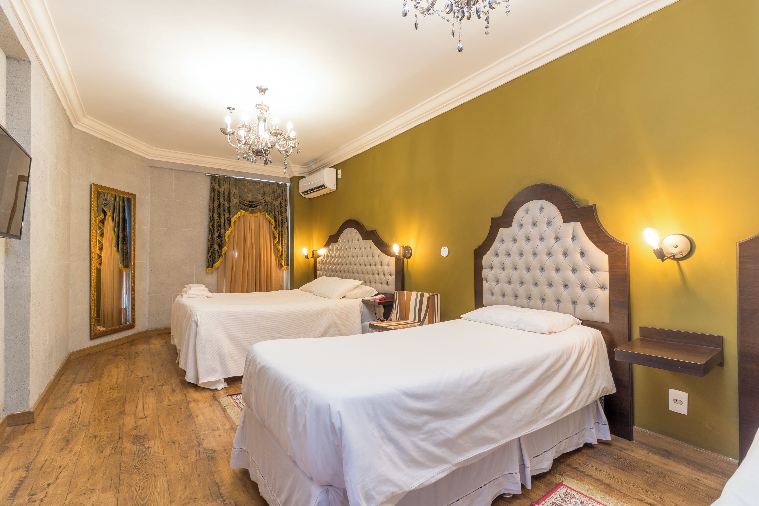 Kamer | Een minibar, verduisterende gordijnen, een strijkplank/strijkijzer