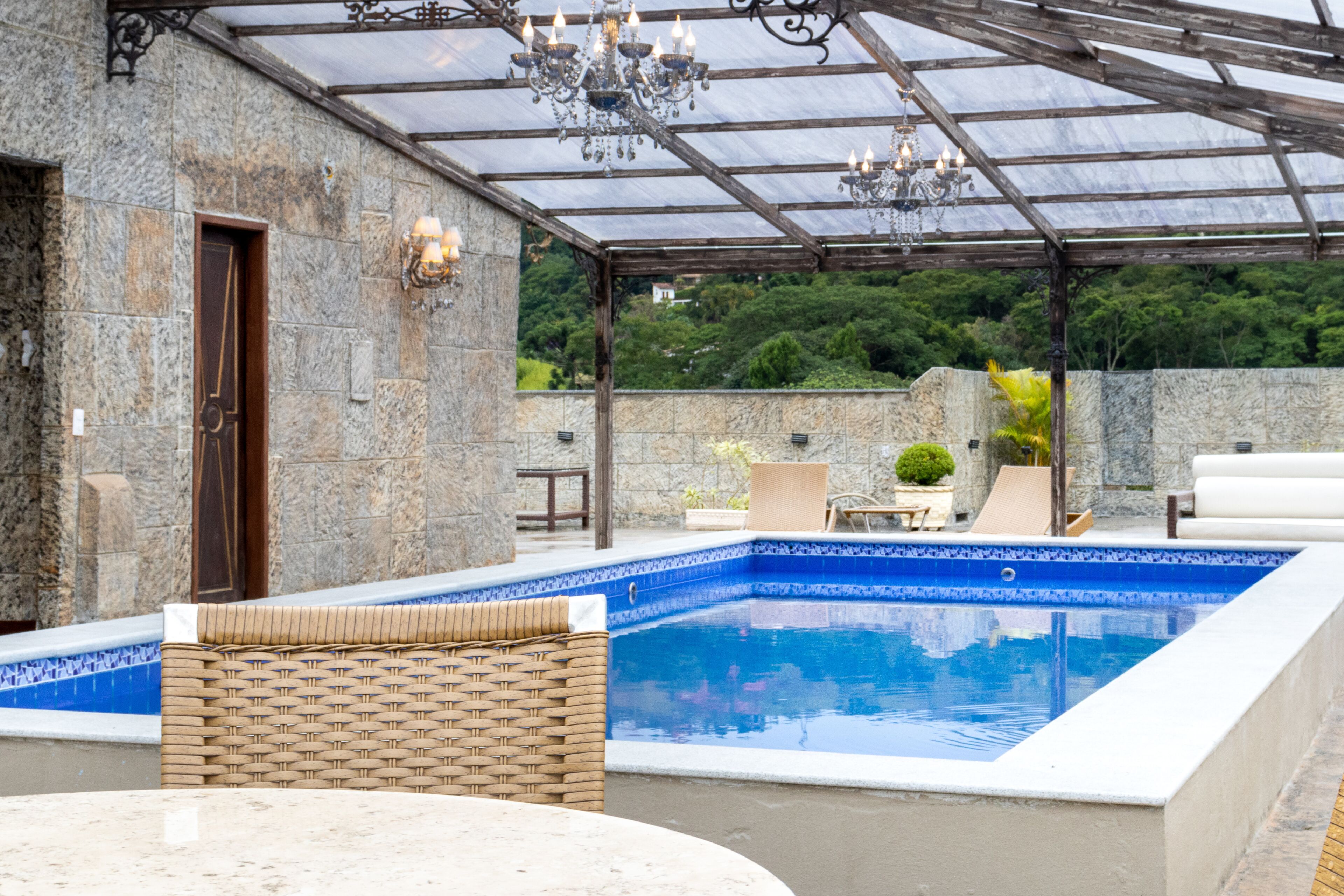 Een buitenzwembad, open van 09.00 uur tot 19.00 uur, en ligstoelen