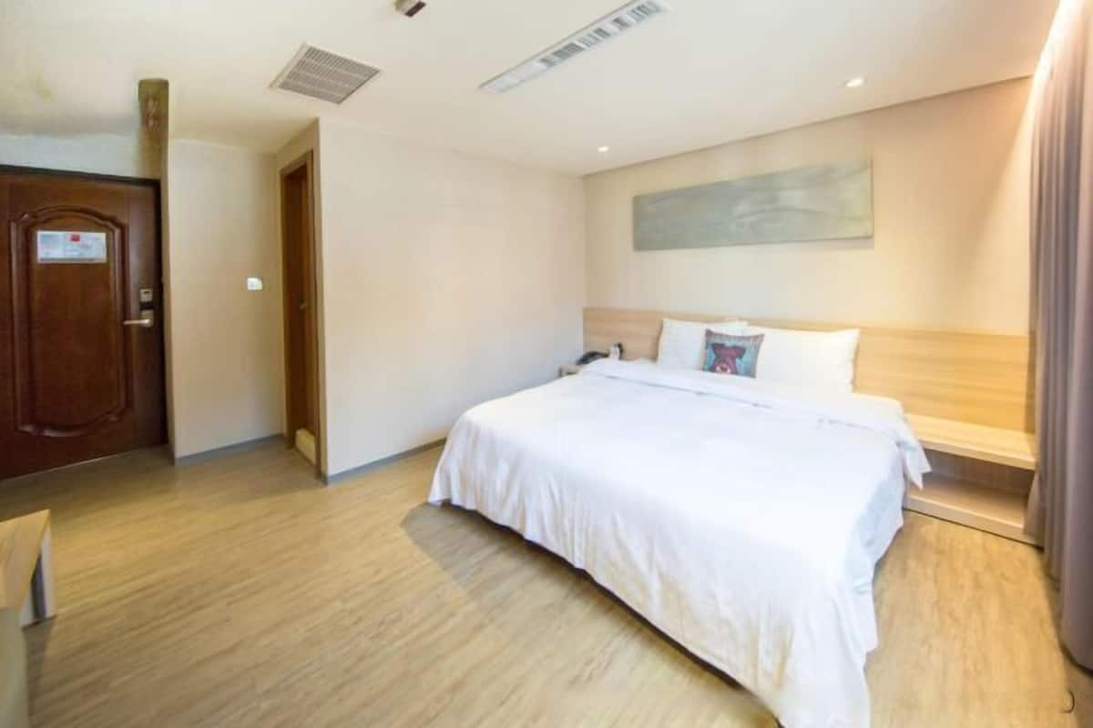 Premium bedding, desk, blackout curtains, free WiFi