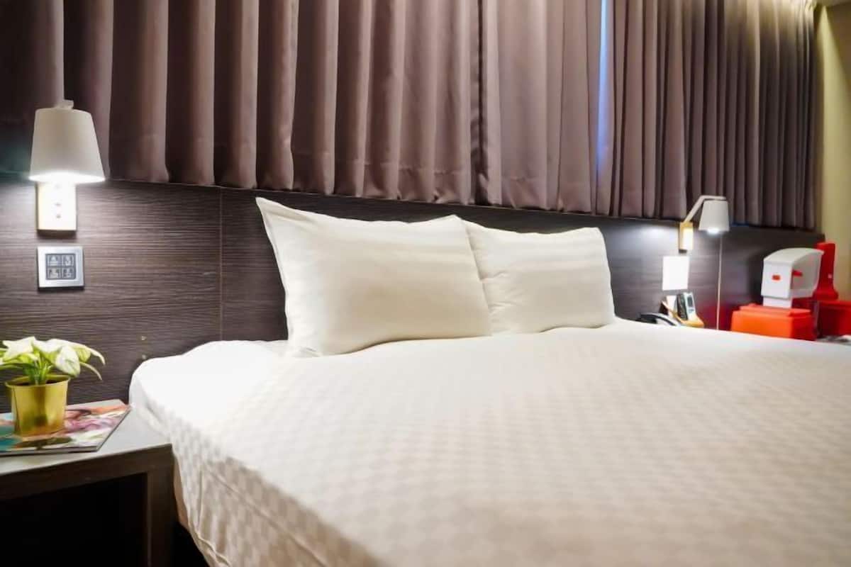 Premium bedding, desk, blackout curtains, free WiFi